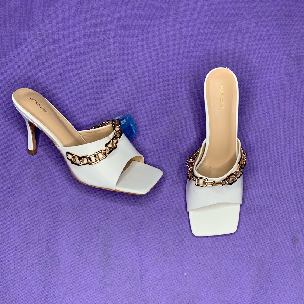 Gold chain platinum white heels💁🏽‍♀️⛓